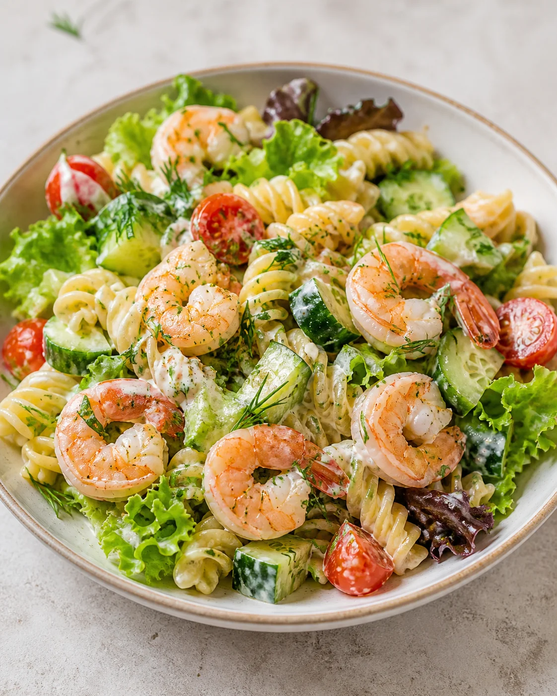 Salad with shrimp, pasta and vegetables